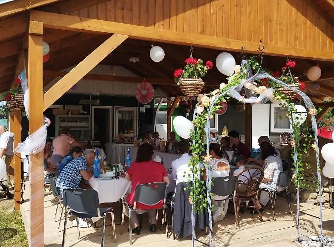 Rezi-dencia Gyogynovenyfalu 营地 *